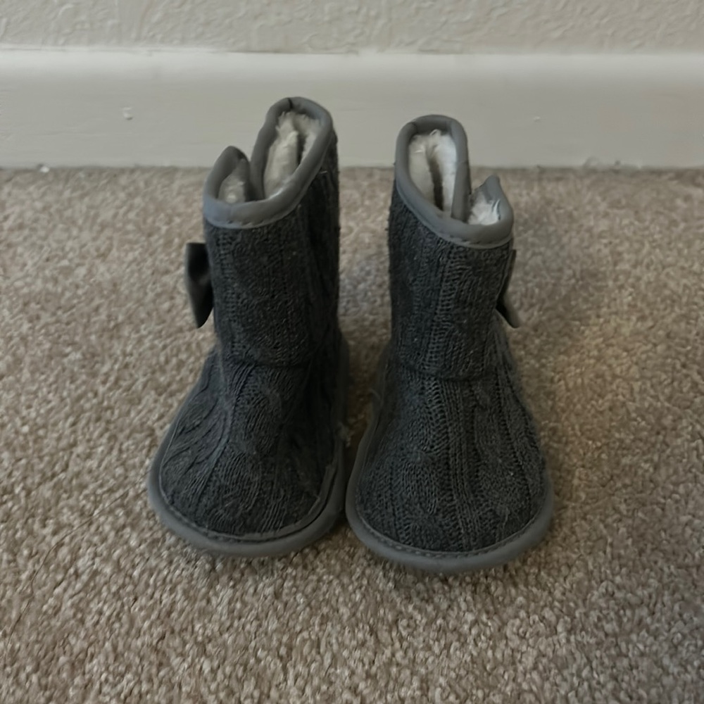 Gray boots 3-6 Months. Like new great condition!!